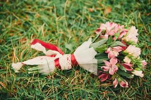 lindo buquê de casamento. noiva de buquê de casamento elegante de rosas cor de rosa, cravo branco e flores verdes. vista lateral. decoração de casamento. foto