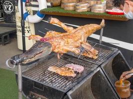 asiatique bangkokthailand01 agosto 2018 crocodile grill restaurante atenção ao cliente trazendo crocodilo para grelhar. em 01 de agosto de 2018 na Tailândia. foto