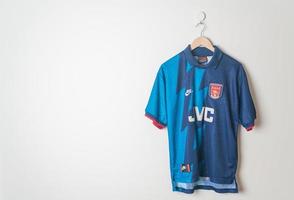 bangkok, tailândia - 18 de janeiro de 2022 - camisa reserva retrô arsenal temporada 1995-1996 foto