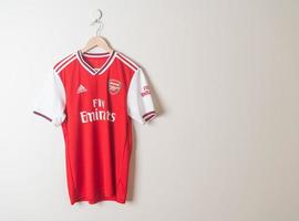 bangkok, tailândia - 18 de janeiro de 2022 - arsenal retro shirt home jersey temporada 2019-2020 foto