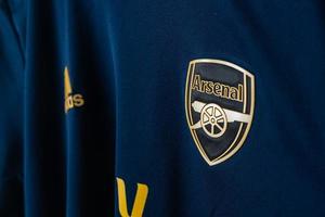 bangkok, tailândia - 18 de janeiro de 2022 - logotipo do arsenal na terceira camisa do arsenal temporada 2019-2020 foto