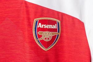 bangkok, tailândia - 18 de janeiro de 2022 - logotipo do arsenal na camisa retrô do arsenal temporada 2018-2019 foto