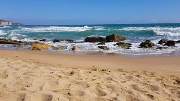 mar negro, vista do mar da praia na luz do sol no verão. na praia da lagoa, varna, bulgária. foto