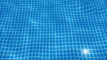 textura da superfície da água com ondulações e ondas de piscina limpa em loop. foto