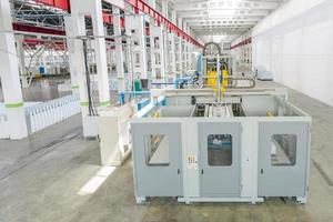 equipamentos e máquinas para a produção de refrigeradores. produção de refrigeradores na fábrica foto