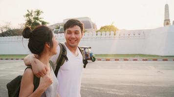 casal asiático viajante viajando e caminhando em bangkok, tailândia, doce casal asiático se sentindo feliz passando um tempo doce em viagem de férias no pôr do sol. casal de estilo de vida viaja no conceito de cidade. foto