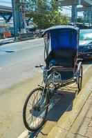 bicicleta velha riquixá rikshaw trishaw em don mueang bangkok tailândia. foto