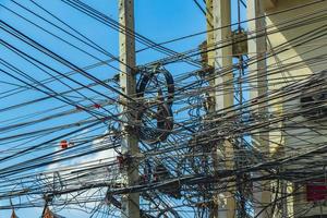 caos absoluto do cabo no poste de energia tailandês em bangkok tailândia. foto