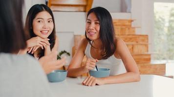 mulheres asiáticas tomam café da manhã em casa, grupo de jovens amigas da Ásia se divertindo e se divertindo conversando enquanto tomam café da manhã na cozinha no conceito de manhã. foto