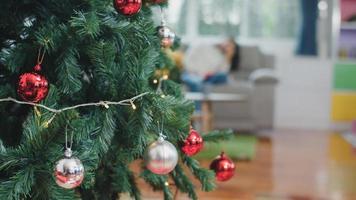 close-up da árvore de natal e decorações de natal na sala de estar em casa. foto