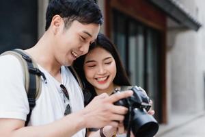 casal asiático viajante usando a câmera para tirar uma foto enquanto passava a viagem de férias em pequim, china, casal gosta de viajar em um marco incrível na cidade. casal de estilo de vida viaja no conceito de cidade.