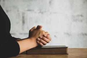 oração de mulher na bíblia, adoração e religião. conceito de fé, bíblia antiga. espaço de cópia foto