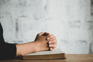 oração de mulher na bíblia, adoração e religião. conceito de fé, bíblia antiga. espaço de cópia foto