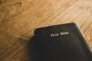 bíblia sagrada com caderno e lápis na mesa de madeira, copie o espaço foto