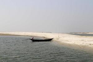 rio de pesca com um bot foto