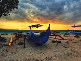 lindo sol da manhã na praia em sanur bali, indonésia foto