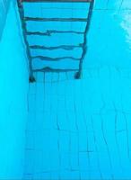 escadas na piscina debaixo d'água. resumo. Festa. verão. conceito de férias e esporte. foto