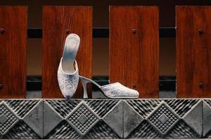 elegantes sapatos de casamento brancos foto