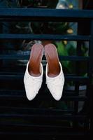 elegantes sapatos de casamento brancos foto