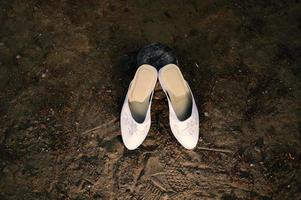 elegantes sapatos de casamento brancos foto