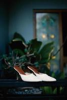 elegantes sapatos de casamento brancos foto