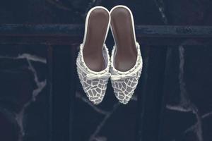 elegantes sapatos de casamento brancos foto