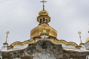 portão da igreja da trindade, lavra superior, kiev, ucrânia, europa foto