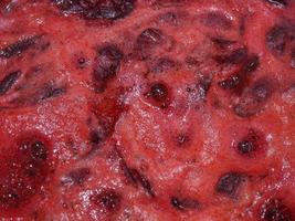 detalhe da fervura da fruta formando bolhas de espuma na marmelada pré foto