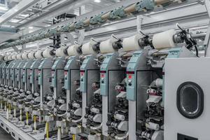 máquinas e equipamentos na oficina para a produção de fios. fábrica têxtil industrial foto