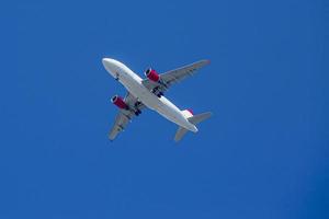 avião de passageiros. ver exatamente de baixo, silhueta contra o céu azul na áustria. foto
