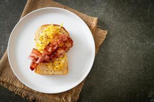 torrada de pão com ovo mexido e bacon foto
