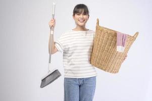 jovem dona de casa linda sorrindo em fundo branco foto