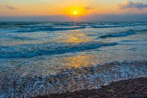 belas ondas do mar ao nascer do sol da manhã. foto