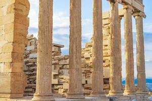 acrópole de atenas ruínas detalhes esculturas grécia capital atenas grécia. foto