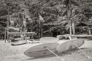 colorido pranchas de surf bandeira brasileira ilha grande rio de janeiro brazil. foto