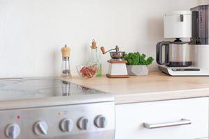 cozinha minimalista clássica escandinava com detalhes em branco e madeira. cozinha branca moderna limpa design de interiores de estilo contemporâneo. foto