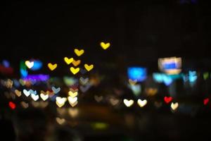 bokeh e borrão forma de coração abstrato amor dia dos namorados luz noturna colorida na rua foto
