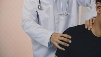 fisioterapeuta trabalhando com paciente na clínica, closeup, fazendo a dor da terapia de reabilitação na clínica. foto