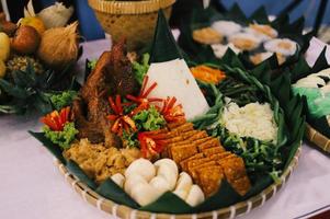cerimônia de casamento de foto plana colorida, comida tradicional de java indonésia