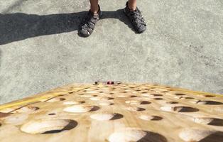 labirinto vertical gigante de jogo de madeira com tampo plano foto