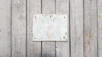 placas de sinal em uma maquete de parede de madeira rústica. molduras vintage em uma parede de madeira velha. textura de fundo de madeira cinza com espaço de cópia. mesa de madeira de parede. foto