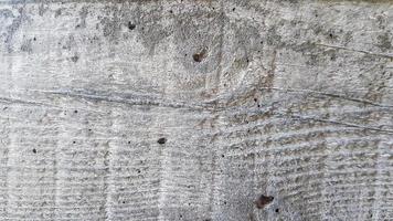 lindo fundo de concreto com textura de madeira. revestimento de parede de concreto revestimento de revestimento de madeira textura. vestígios de moldes para cofragens de cimento. foto