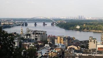 vista superior da antiga parte histórica da cidade de kiev. área de vozdvizhenka em podol e o rio dnieper da ponte pedonal. bela paisagem da cidade. ucrânia, kiev - 6 de setembro de 2020. foto