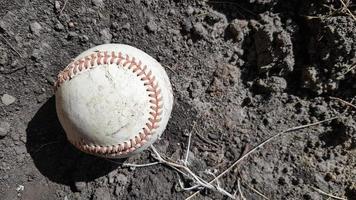 bola de beisebol texturizada de couro branco closeup com costuras vermelhas. bola fora do conceito de home run do estádio foto