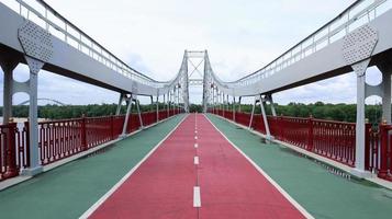 park ponte pedonal sobre o rio dnieper, que liga a parte central de kiev com a área do parque e as praias da ilha de trukhanovy. sem pessoas. foto