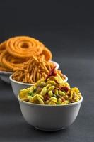 lanche indiano chakli, chakali ou murukku e besan grama farinha sev e chivada ou chiwada. comida diwali foto