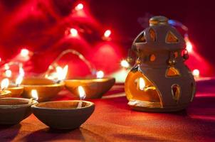 lâmpadas diya de argila acesas durante a celebração do diwali. projeto de cartão de saudações festival indiano da luz hindu chamado diwali foto