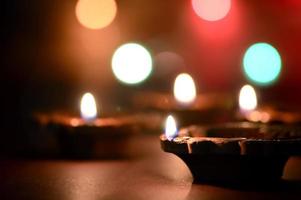 lâmpadas diya de argila acesas durante a celebração do diwali. projeto de cartão de saudações festival indiano da luz hindu chamado diwali foto