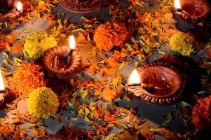 lâmpadas diya de argila acesas durante a celebração do diwali. projeto de cartão de saudações festival indiano da luz hindu chamado diwali foto