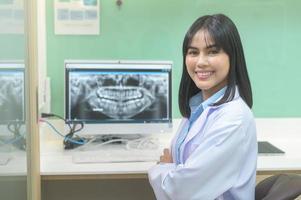 dentista feminina trabalhando com raios-x de dentes no laptop em clínica odontológica, check-up de dentes e conceito de dentes saudáveis foto